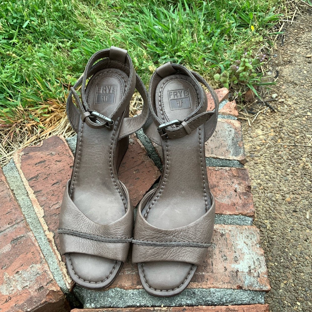 Frye Patricia Leather Wedge Sandals Womens Sz 8